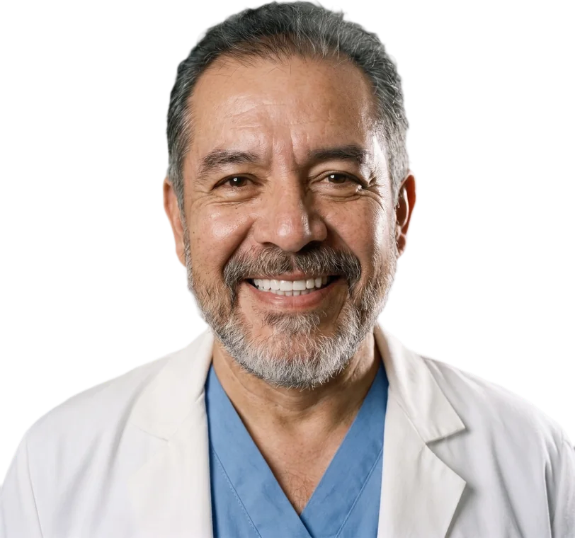 El Dr. García, con bata blanca, sonriendo